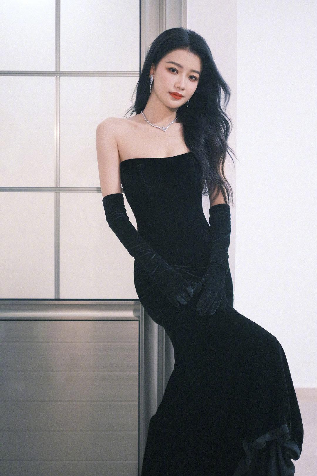 明星低胸裝，時尚還是爭議的焦點？