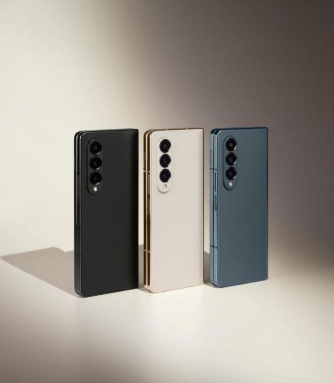 三星最新折疊手機(jī),城市小巷中的溫情紐帶之選